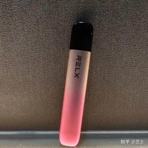 电子烟市场近年来发展迅速,RELX悦刻作为国内领先的品牌,凭借出色的产品设计和用户体验赢得了众多消费者的青睐,悦刻五代幻影(RELX Phantom)作为其最新一代产品,自上市以来就备受关注,这款电子烟到底怎么样?好不好用?本文将从外观设计、性能体验、烟弹口味、续航能力等多个方面进行详细评测,帮助大家全面了解悦刻五代幻影的优缺点。